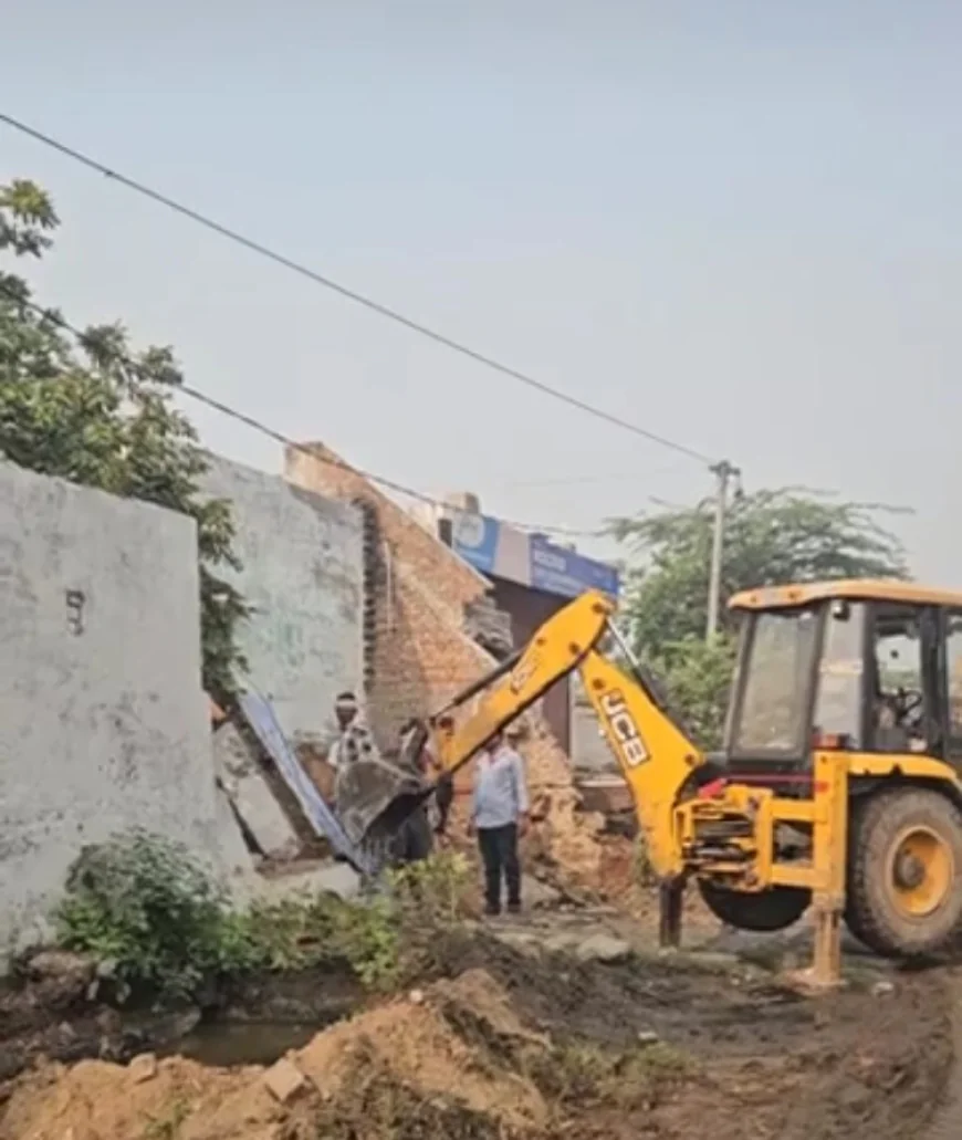 कच्चा कुंडा में अतिक्रमण हटाओ अभियान: ड्रेनेज सिस्टम और फोर-लेन रोड की तैयारी, स्थानीयों ने खुद तोड़े मकान