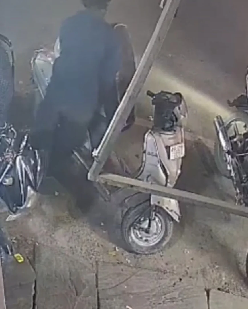 अजमेर में व्यापारी की स्कूटी से लाखों की चोरी: मात्र 2 मिनट में बदमाशों ने वारदात को अंजाम दिया, वीडियो में कैद हुई घटना