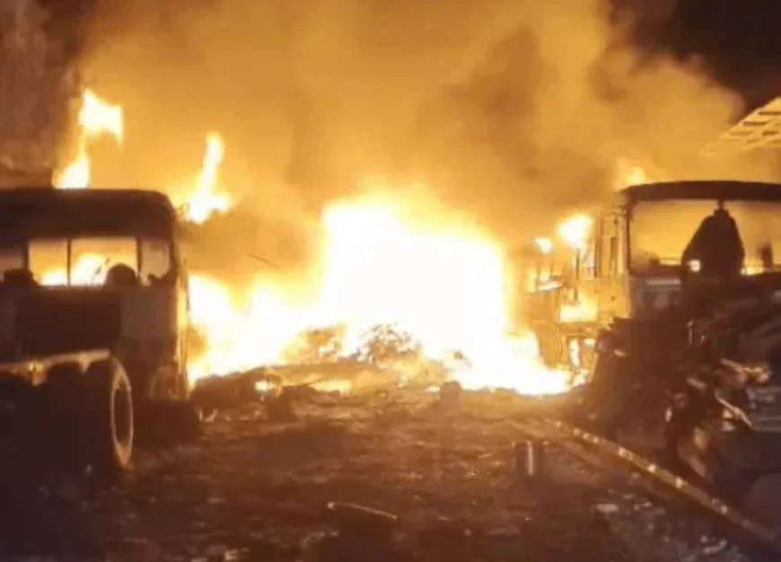 अजमेर में कबाड़ के गोदामों में भीषण आग: फायर ब्रिगेड की 7 गाड़ियों ने रातभर संघर्ष कर पाया काबू, लाखों का नुकसान