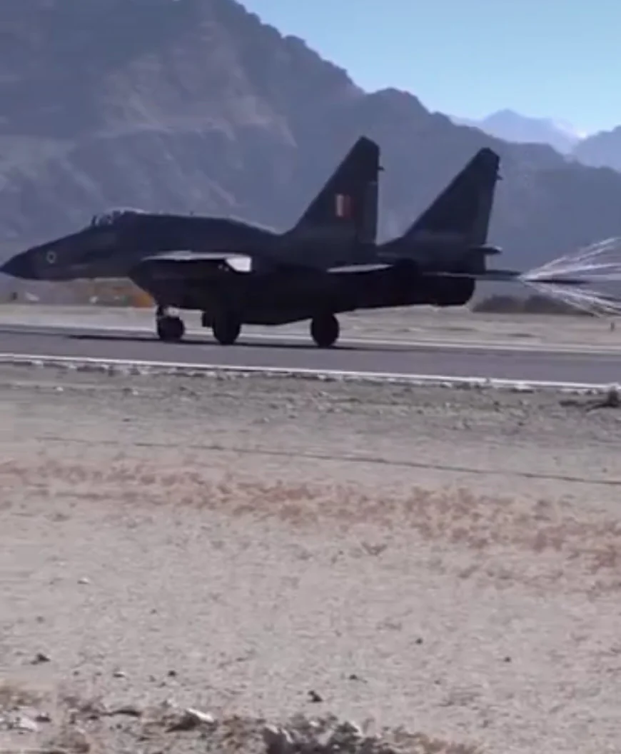 लद्दाख में चीन सीमा से सटा न्योमा एयरबेस शुरू: वायुसेना प्रमुख ने खुद उतारा C-130J हरक्यूलिस, 13,710 फीट की ऊंचाई पर दुनिया के सबसे ऊंचे एयरबेसों में शुमार