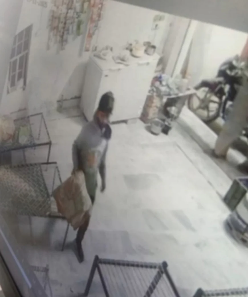 बीकानेर: नकदी लूटने की नाकाम कोशिश में चोर ने बैंक से बंदूक और 27 कारतूस उड़ा लिए, सीसीटीवी में कैद हुई पूरी घटना