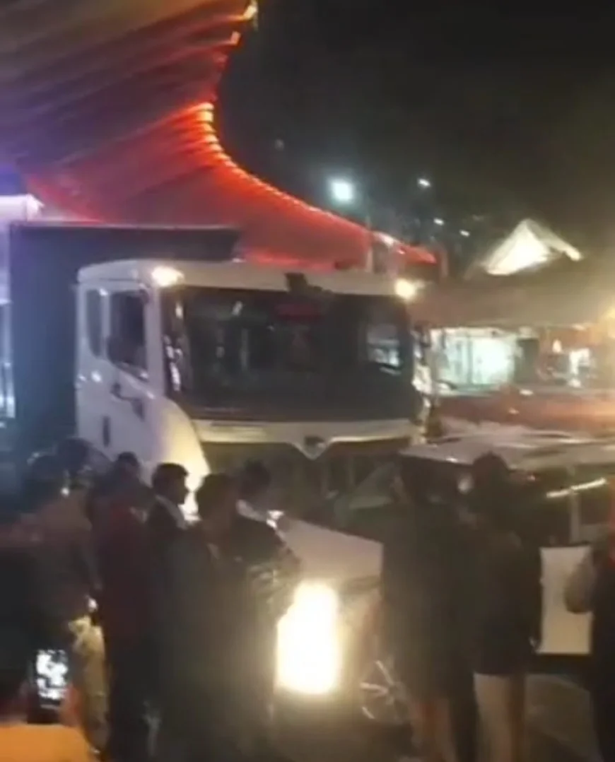 जयपुर के सोडाला में डंपर की टक्कर से कार को लगा जोरदार धक्का, परिवार बाल-बाल बचा
