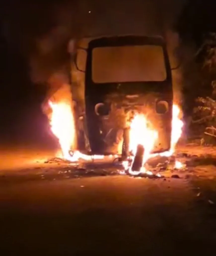 भरतपुर में खड़े ऑटो में लगी भीषण आग: 10 मिनट में जलकर राख, ड्राइवर और बेटी की आंखों के सामने सब कुछ स्वाहा