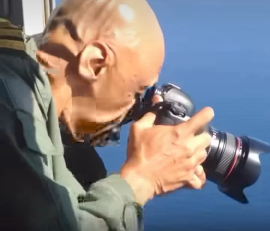 तूफान थामे खड़ा रहा फौजी, सिर्फ एक परफेक्ट फोटो के लिए वायरल वीडियो ने जीता दिल....