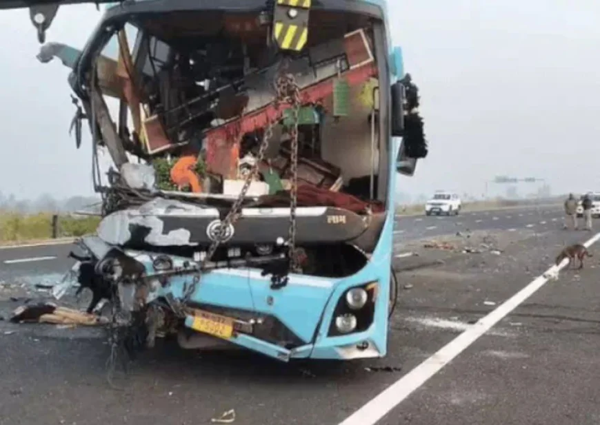 कोटा के 8 लाइन हाईवे पर भीषण सड़क हादसा: दिल्ली-इंदौर जा रही स्लीपर बस दुर्घटनाग्रस्त, 2 की मौत, 12 यात्री घायल
