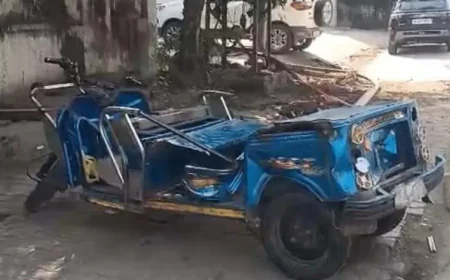 अलवर में दिल दहला देने वाला सड़क हादसा: तेज रफ्तार कार ने ई-रिक्शा को दो टुकड़े किया, ड्राइवर को 300 मीटर तक घसीटा, अस्पताल में मौत