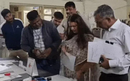 राजस्थान: बाड़मेर बस स्टैंड निरीक्षण के दौरान भड़कीं कलेक्टर टीना डाबी, सीसीटीवी स्क्रीन खराब होने पर लगाई क्लास