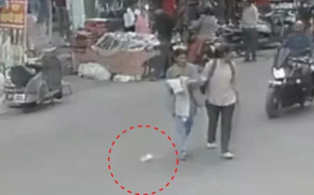 जयपुर: शादी की शॉपिंग के दौरान माँ-बेटी से लूटे 50 हजार रुपये, दो बाइक सवार युवक धक्का देकर फरार; CCTV में कैद हुई पूरी वारदात