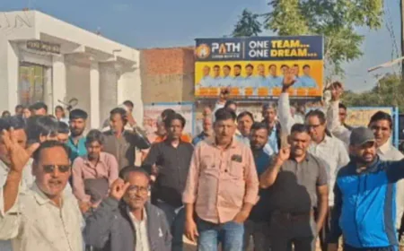 कीचड़ भरे रास्ते पर तीन साल से मजबूर स्कूली बच्चे: पालवास रोड पर जलभराव की समस्या बरकरार, ग्रामीणों ने दी सड़क जाम करने की चेतावनी