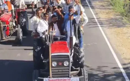 बाड़मेर में किसानों का उग्र आंदोलन: 200 ट्रैक्टर-ट्रॉलियों के साथ कलेक्ट्रेट घेराव को निकले हजारों किसान, डीजे पर नाचते-गाते चल रही रैली, बोले – “आज प्रशासन को झुकाएंगे”