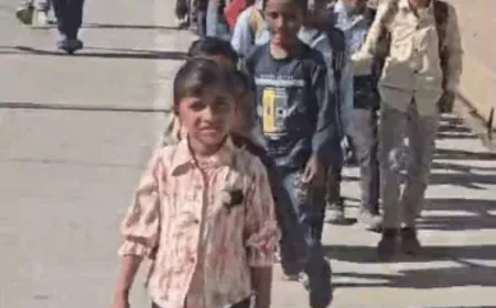 हमारे पास पढ़ने की जगह ही नहीं: बाड़मेर के सरकारी स्कूल के बच्चों ने कलेक्ट्रेट को बनाया क्लासरूम, 2 घंटे तक की पढ़ाई-प्रार्थना