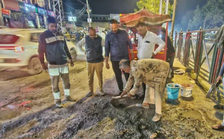 बाड़मेर में कांग्रेस कार्यकर्ताओं का अनोखा विरोध: खुद सीमेंट-मलबे से भरे सड़कों के गड्ढे