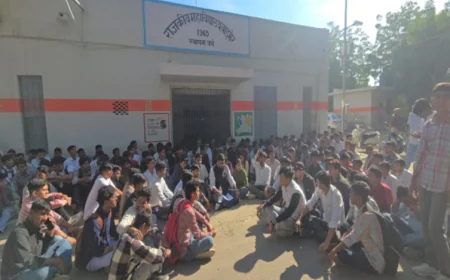 बाड़मेर पीजी कॉलेज में फीस तीन गुणा बढ़ोतरी के खिलाफ छात्रों का जोरदार प्रदर्शन