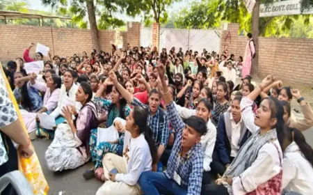 बाड़मेर गर्ल्स कॉलेज में फीस वृद्धि के विरोध में छात्राओं का जोरदार प्रदर्शन