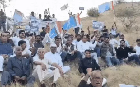 बाड़मेर में अरावली बचाने के लिए कांग्रेस का अनोखा प्रदर्शन: पहाड़ियों पर चढ़कर नारेबाजी, सरकार पर खनन माफिया को फायदा पहुंचाने का आरोप