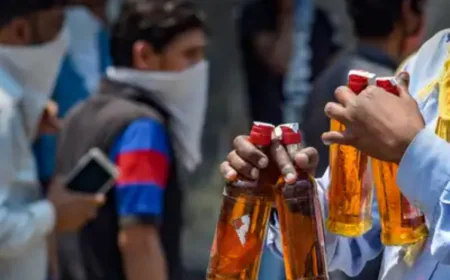 नए साल के जश्न से पहले शराब की दुकानों पर उमड़ी भारी भीड़