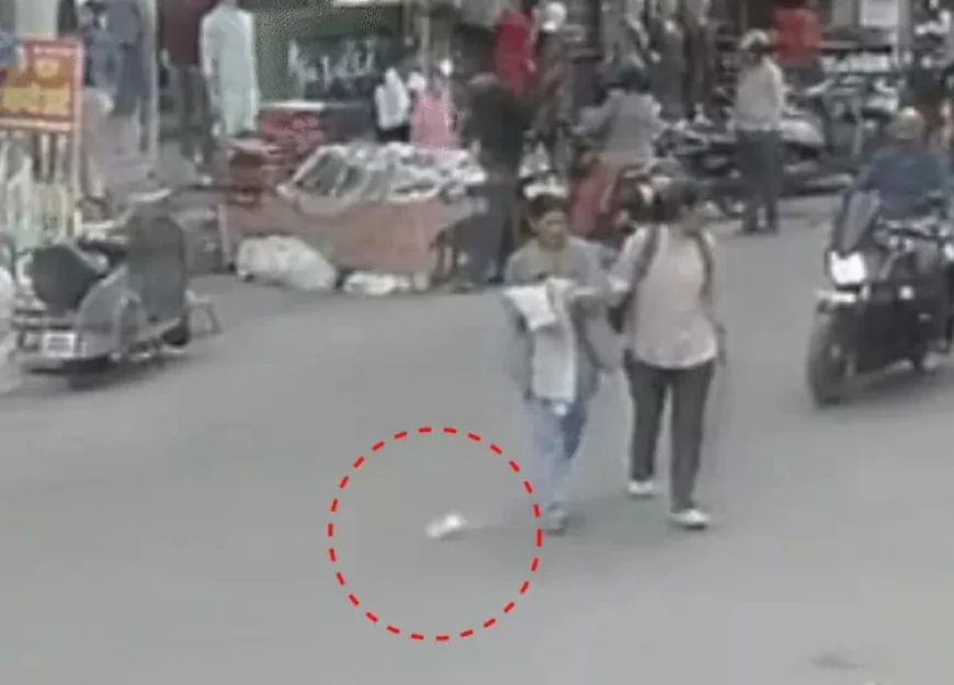 जयपुर: शादी की शॉपिंग के दौरान माँ-बेटी से लूटे 50 हजार रुपये, दो बाइक सवार युवक धक्का देकर फरार; CCTV में कैद हुई पूरी वारदात