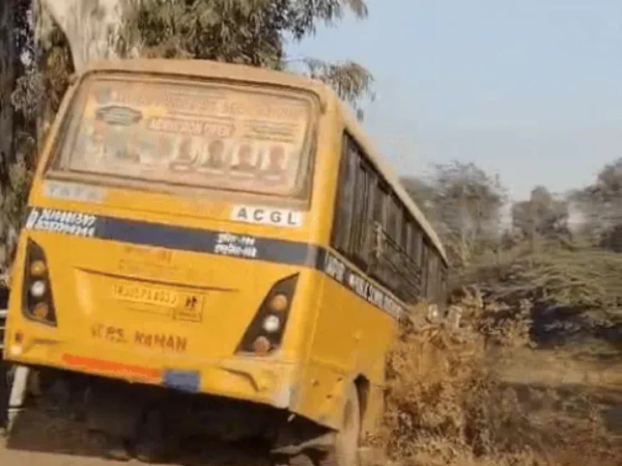 डीग में बच्चों से भरी स्कूल बस हादसे से बची: एक्सल टूटने से बेकाबू हुई बस सड़क किनारे गड्ढे में रुकी, नहर में गिरने से बचीं 35 जानें