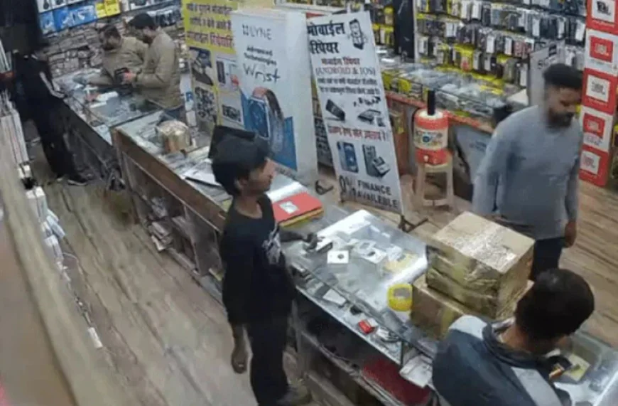 उदयपुर : मोबाइल शॉप से 20 सेकंड में चोरी, ग्राहक बनकर आया शातिर चोर, CCTV में कैद हुई पूरी वारदात