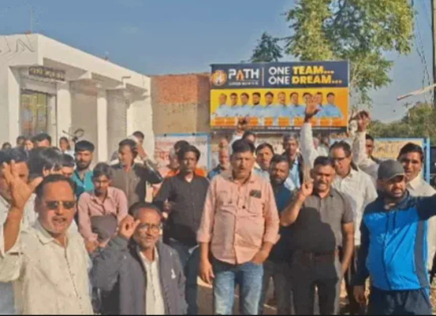 कीचड़ भरे रास्ते पर तीन साल से मजबूर स्कूली बच्चे: पालवास रोड पर जलभराव की समस्या बरकरार, ग्रामीणों ने दी सड़क जाम करने की चेतावनी