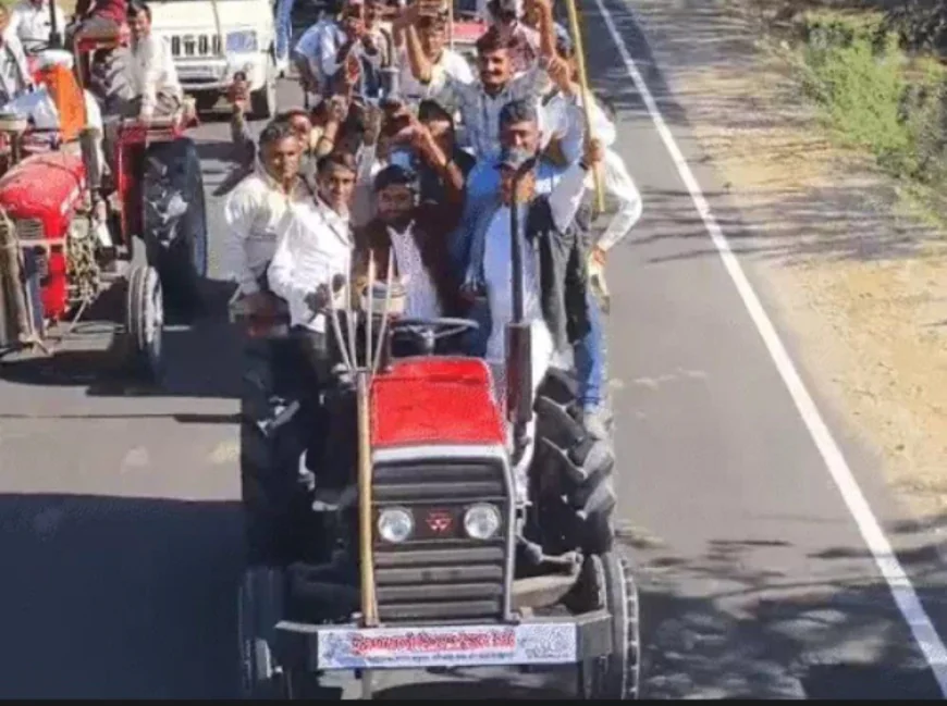 बाड़मेर में किसानों का उग्र आंदोलन: 200 ट्रैक्टर-ट्रॉलियों के साथ कलेक्ट्रेट घेराव को निकले हजारों किसान, डीजे पर नाचते-गाते चल रही रैली, बोले – “आज प्रशासन को झुकाएंगे”