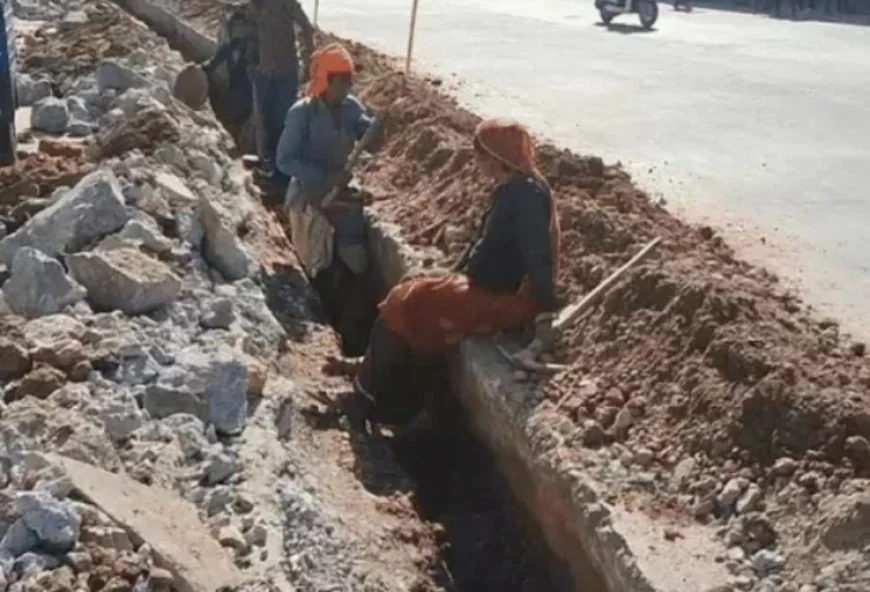 अजमेर: करोड़ों की नई सीमेंटेड सड़क को बिना अनुमति खोद रही IGL कंपनी, PWD की शिकायत के बावजूद नहीं रुका काम