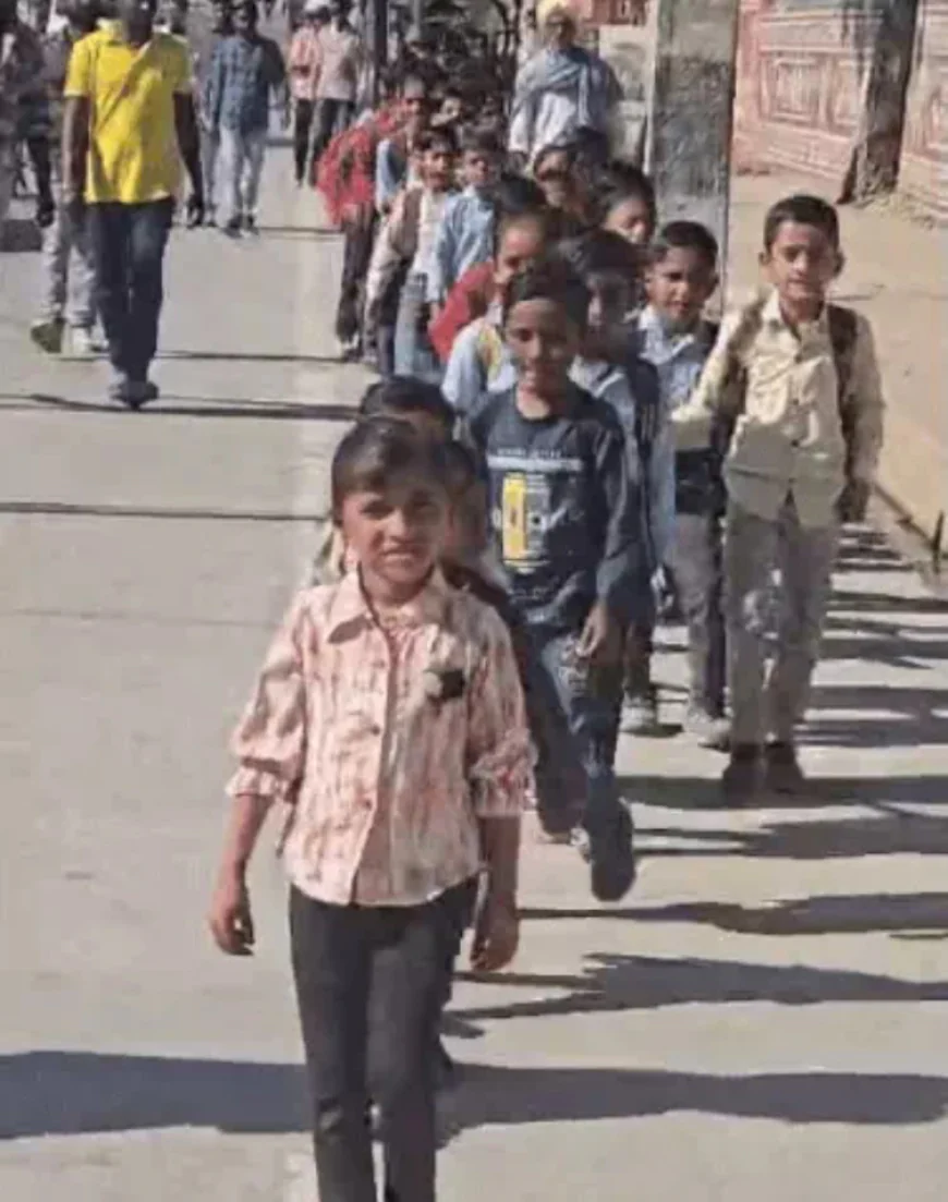 हमारे पास पढ़ने की जगह ही नहीं: बाड़मेर के सरकारी स्कूल के बच्चों ने कलेक्ट्रेट को बनाया क्लासरूम, 2 घंटे तक की पढ़ाई-प्रार्थना