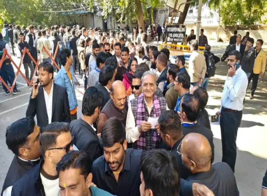 उदयपुर बार एसोसिएशन चुनाव : कोर्ट कैंपस में त्योहार सा माहौल, महासचिव पद पर रोचक मुकाबला, देर रात तक आएगा परिणामUdaipur Bar Association Election, Udaipur Court Campus, Lawyers Election 2025, General Secretary Contest, High Court Bench Demand, Women Lawyers Facilities, Rajasthan Bar Election