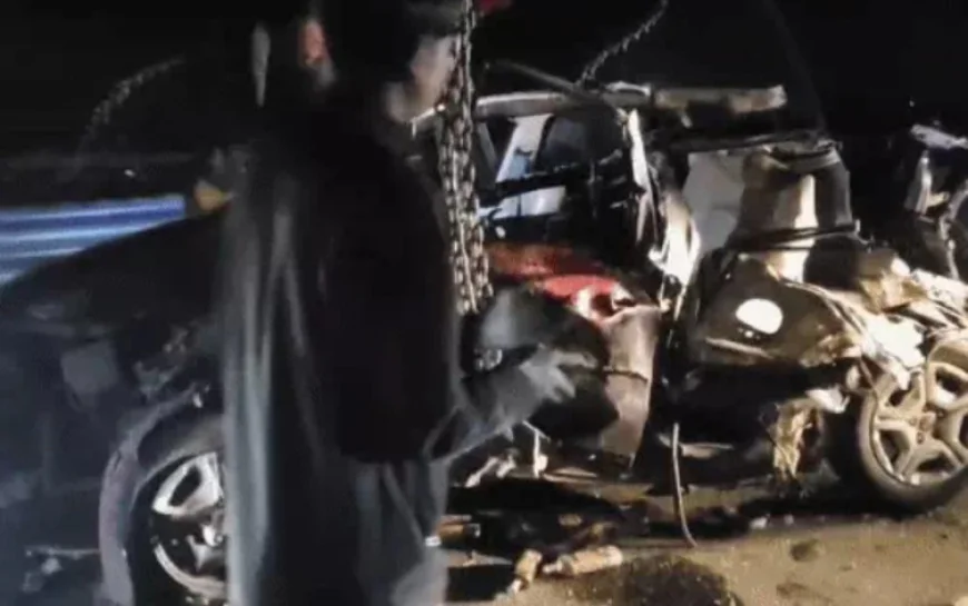 दिल्ली-मुंबई एक्सप्रेसवे पर भयानक हादसा: ट्रक की टक्कर से कार के परखच्चे उड़े, दो युवकों की दर्दनाक मौत