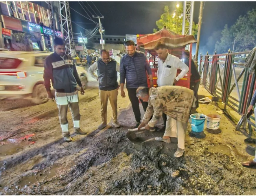 बाड़मेर में कांग्रेस कार्यकर्ताओं का अनोखा विरोध: खुद सीमेंट-मलबे से भरे सड़कों के गड्ढे