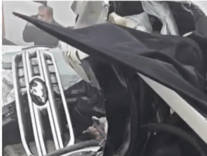 फरीदाबाद में दिल्ली-मुंबई एक्सप्रेसवे पर घनी धुंध से भयानक हादसा: फोर्ड एंडेवर खड़े कंटेनर में घुसी, दो लोगों की मौत