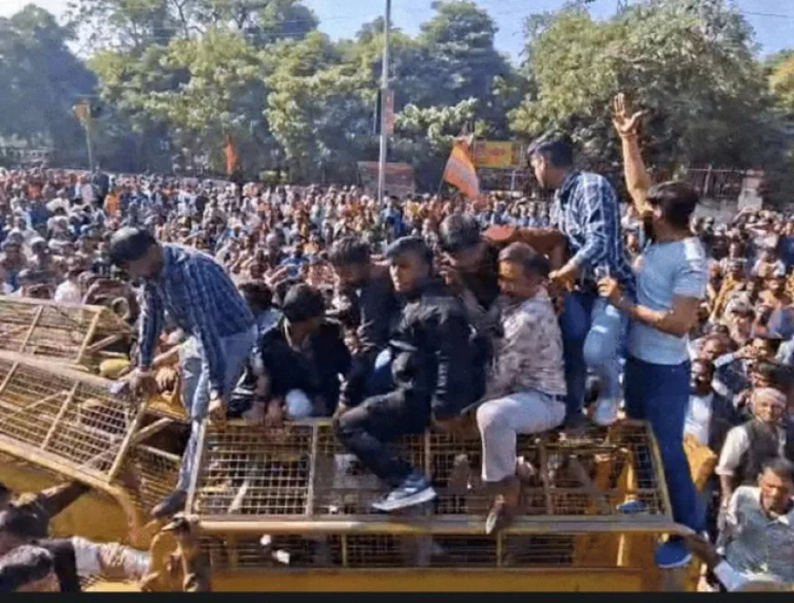 उदयपुर: 70 पंचायतों के लोगों ने पट्टे की मांग को लेकर कलेक्ट्रेट पर किया जोरदार प्रदर्शन