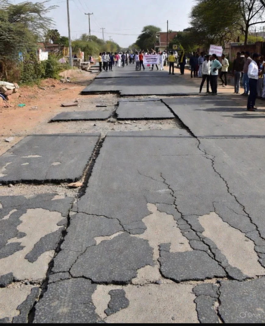 भरतपुर के कसौदा गांव में घटिया सड़क निर्माण: हाथों से उखड़ रही डामर की परत, ग्रामीणों को मिली धमकी
