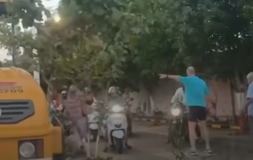 पुणे में विदेशी नागरिक भारतीय नागरिकों को ट्रैफिक अनुशासन सीख रहे।