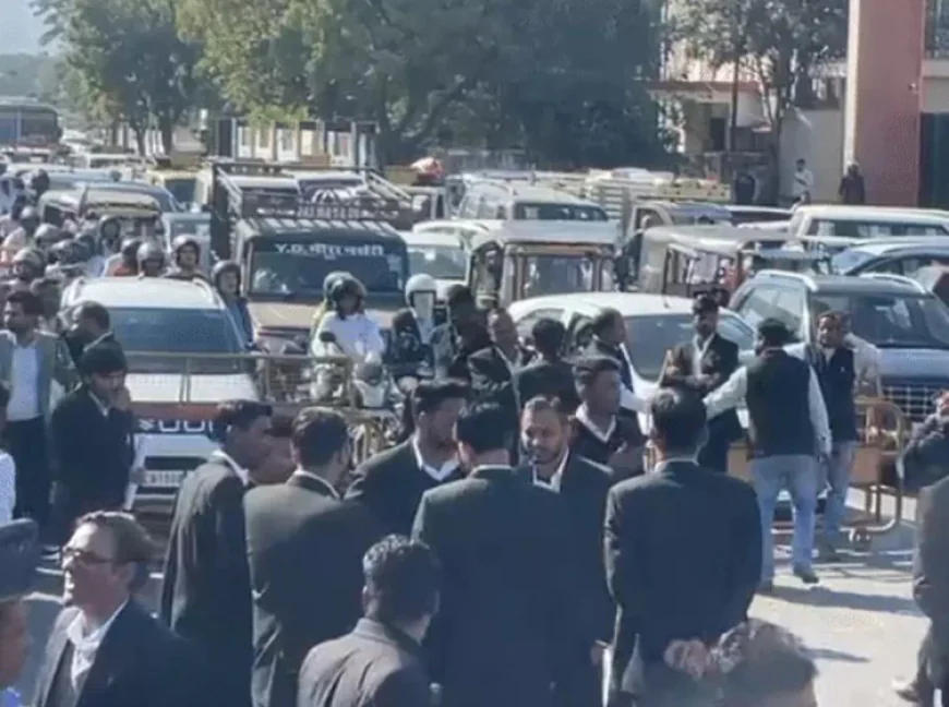 अजमेर में वकीलों का प्रदर्शन: स्पीड ब्रेकर की मांग को लेकर जयपुर रोड जाम, PWD अधिकारी से कथित मारपीट का विवाद