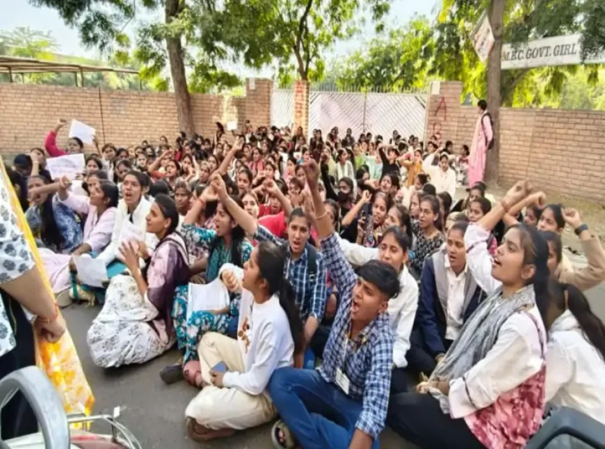 बाड़मेर गर्ल्स कॉलेज में फीस वृद्धि के विरोध में छात्राओं का जोरदार प्रदर्शन