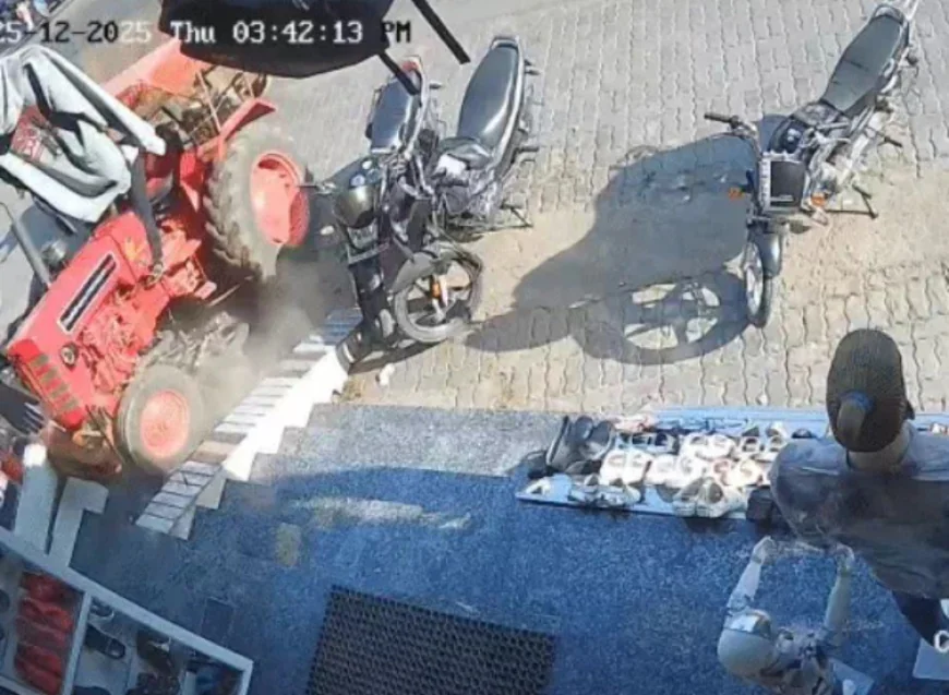 बांसवाड़ा में नशेड़ी ड्राइवर ने ट्रैक्टर से मचाया आतंक: 15 मिनट तक सड़क पर मौत बनकर दौड़ा, पति-पत्नी और मासूम बाल-बाल बचे, CCTV में कैद हुई पूरी वारदात