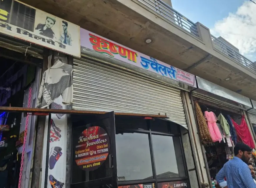 नारायणपुर में दो ज्वेलर्स दुकानों से 12 लाख की चोरी: बदमाश पिकअप गाड़ी में सामान लादकर फरार, CCTV में कैद हुई वारदात