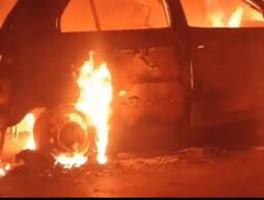 अजमेर: नसीराबाद घाटी में भयानक हादसा, गोवंश से टकराई कार में शॉर्ट सर्किट से लगी आग, ड्राइवर गंभीर रूप से घायल