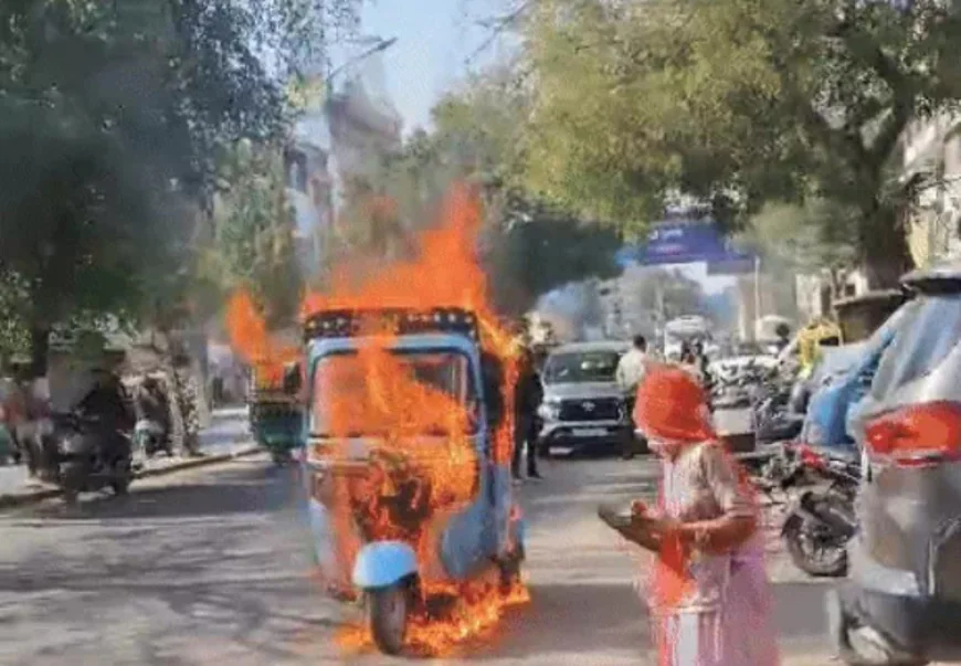 जोधपुर में ई-रिक्शा ड्राइवर ने बैटरी समस्या से नाराज होकर अपनी गाड़ी में लगाई आग