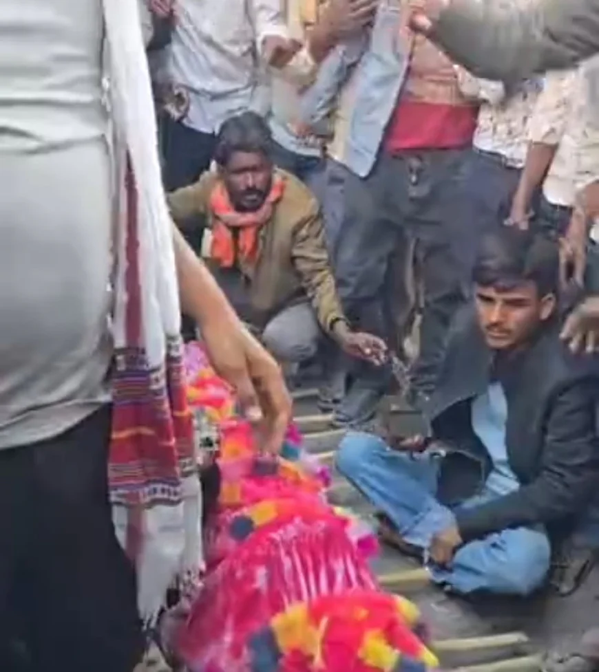बाड़मेर में कालबेलिया समाज का प्रदर्शन: शव लेकर रेलवे स्टेशन जा रहे परिजनों और पुलिस के बीच धक्का-मुक्की, अंततः वन विभाग की जमीन पर हुआ अंतिम संस्कार