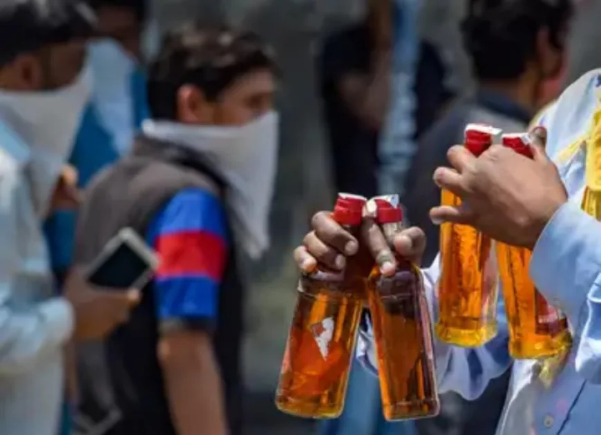 नए साल के जश्न से पहले शराब की दुकानों पर उमड़ी भारी भीड़