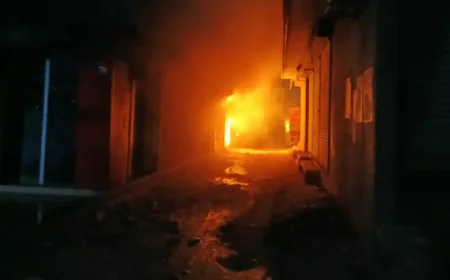 फतेहगढ़ के गोल्डन हैंडलूम शोरूम में भीषण आग: तीन मंजिला इमारत जलकर हुई राख, करोड़ों का नुकसान