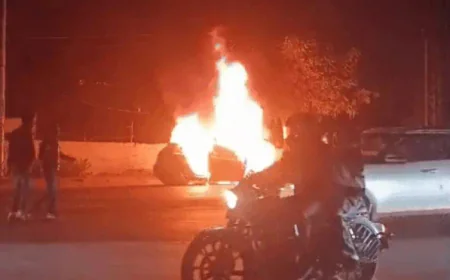 उदयपुर में चलती कार में लगी भीषण आग: ड्राइवर की सूझबूझ से बची जान, पूरी कार जलकर हुई खाक