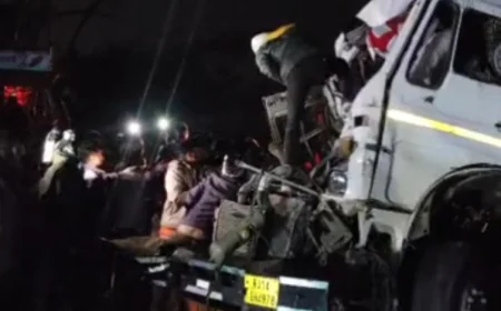 कोटा-झालावाड़ हाईवे पर भीषण सड़क हादसा: ट्रेलर पीछे से ट्रक में घुसा, ड्राइवर केबिन में फंसा; आधे घंटे की मशक्कत के बाद बचाया गया