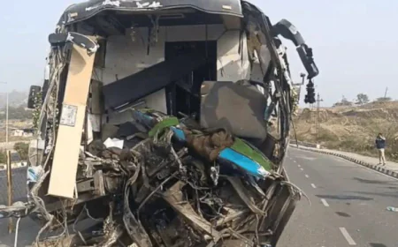 उदयपुर के ऋषभदेव में भीषण सड़क हादसा: वीडियो कोच बस ट्रक में घुसी, ड्राइवर सहित दो की मौत, 13 यात्री घायल; बस के लगेज से बरामद हुई अवैध शराब