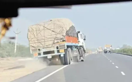 पाली में हाईवे पर ट्रक पलटा: लहराते हुए चल रहा था वाहन, अनाज की बोरियां सड़क पर बिखरीं; ड्राइवर घायल