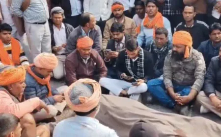 अलवर में जुगाड़ पलटने से बुजुर्ग की मौत, 15 घायल; लोगों का आरोप- पुलिस गाड़ी से बचने के चक्कर में हुआ हादसा, सड़क पर धरना-प्रदर्शन से जयपुर हाइवे जाम