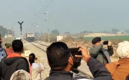 श्रीगंगानगर: RUB निर्माण की मांग पर ग्रामीणों ने ट्रेन रोकी, 40 मिनट तक ट्रैक पर धरना; सैकड़ों यात्री फंसे, जान जोखिम में डालकर पटरी पार करते हैं लोग