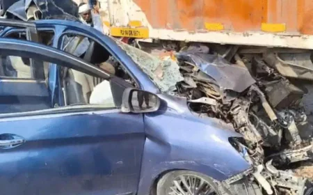 जयपुर के चंदवाजी में NH-48 पर भीषण सड़क हादसा: तेज रफ्तार कार ट्रकों में घुसी, कार चकनाचूर, महिला समेत दो लोग फंसे